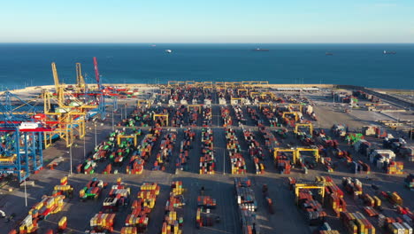Größter-Andockhafen-Spaniens-Valencia-Container-Und-Güter-Auf-Den-Kaikränen